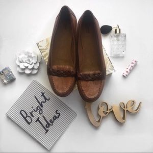 •Clark’s brown• leather loafers•